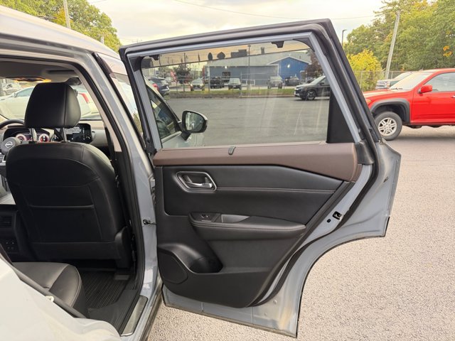 Used 2023 Nissan Rogue Platinum w/ Platinum Premium Package AWD/4WD image 29