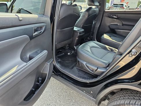 Used 2022 Toyota Highlander XSE AWD/4WD image 15