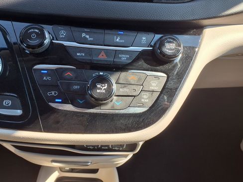 Used 2024 Chrysler Pacifica Touring-L FWD image 7