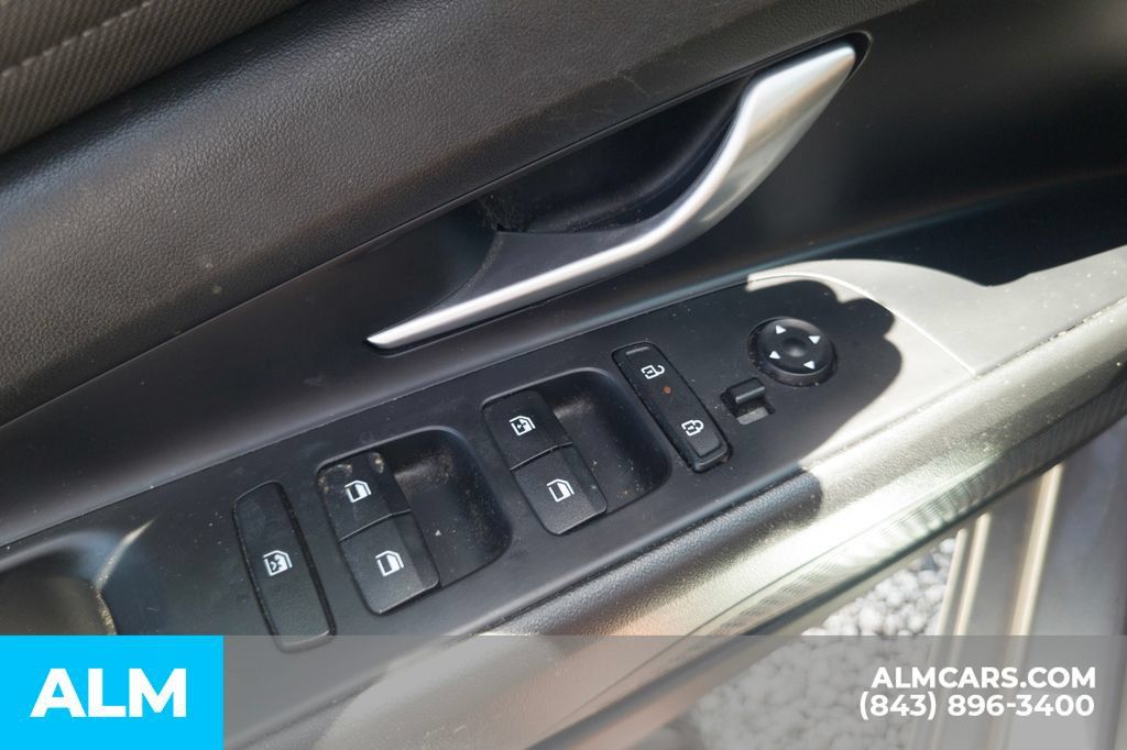 Used 2024 Hyundai Elantra Limited FWD image 16