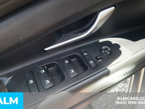 Used 2024 Hyundai Elantra Limited FWD image 16