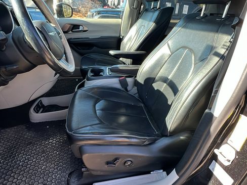 Used 2017 Chrysler Pacifica Limited image 16