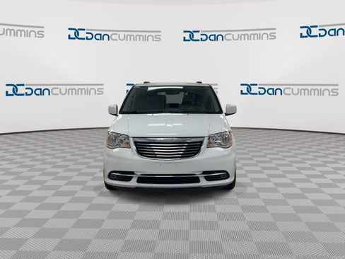 Used 2016 Chrysler Town & Country Touring FWD image 3