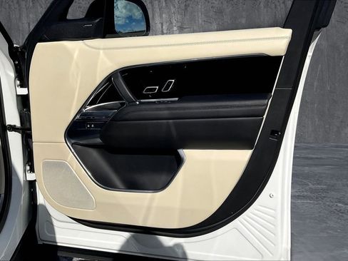 Used 2023 Land Rover Range Rover SE image 23