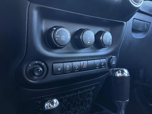 Used 2018 Jeep Wrangler Unlimited Sahara w/ Connectivity Group image 16