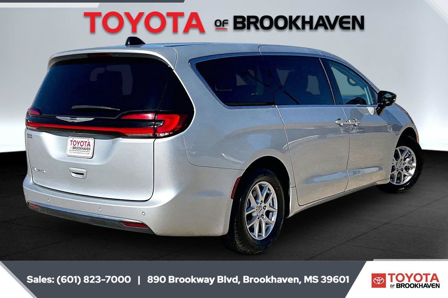 Used 2024 Chrysler Pacifica Touring-L FWD image 11