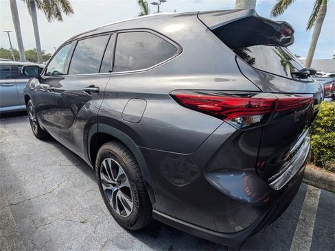 Used 2022 Toyota Highlander XLE image 4
