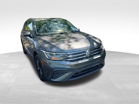 Used 2023 Volkswagen Tiguan SE w/ Panoramic Sunroof Package FWD image 3
