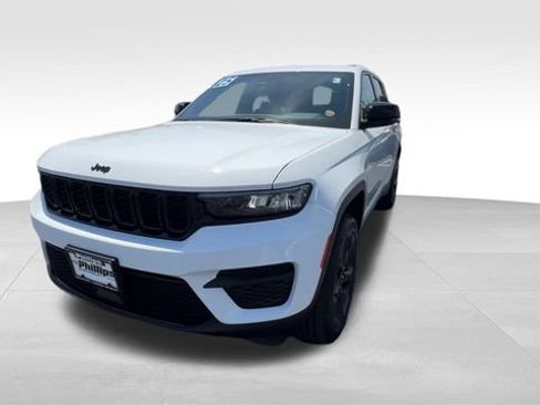 Used 2025 Jeep Grand Cherokee Altitude AWD/4WD image 2