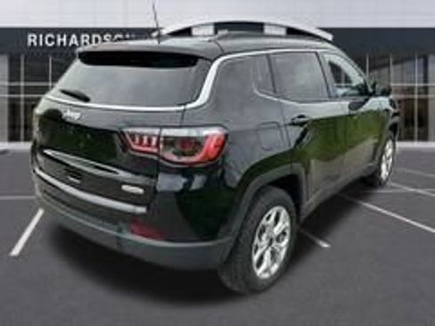 Used 2025 Jeep Compass Latitude w/ Convenience Group AWD/4WD image 5