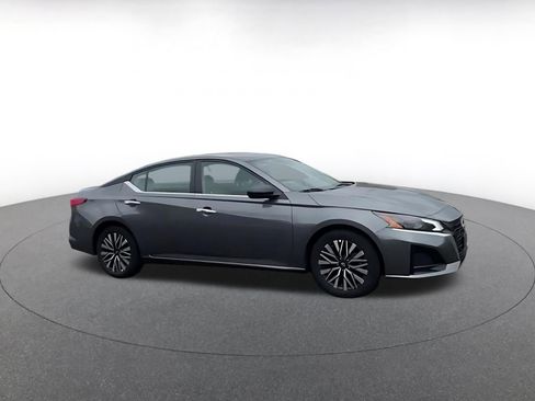 Used 2025 Nissan Altima 2.5 SV FWD image 2