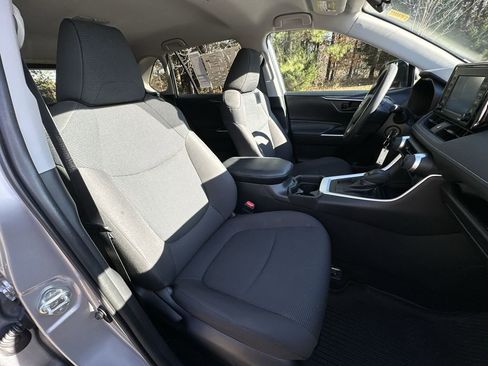 Used 2021 Toyota RAV4 LE image 28