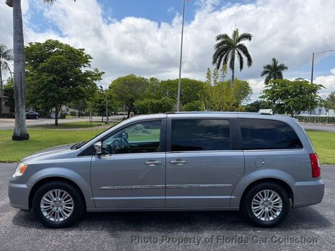 Used 2013 Chrysler Town & Country Limited w/ Luxury Group FWD image 5