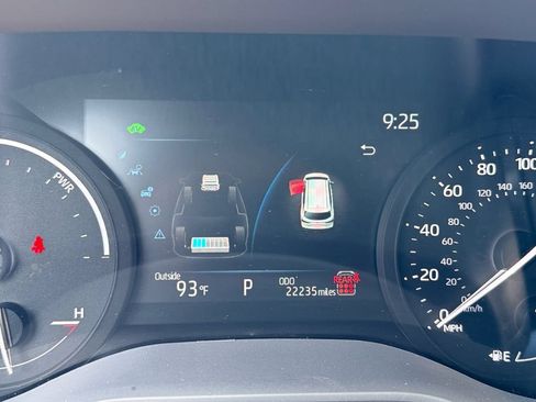 Used 2025 Toyota Sienna LE FWD image 28