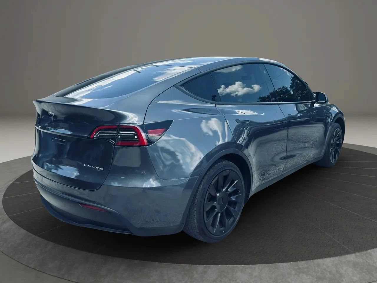 Used 2023 Tesla Model Y Long Range AWD/4WD image 5