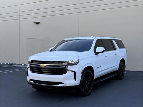 Used 2023 Chevrolet Suburban LT image 3