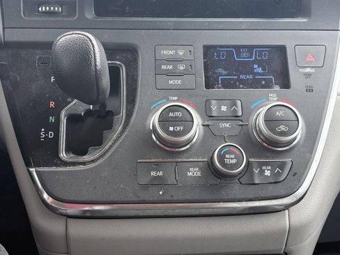 Used 2015 Toyota Sienna LE FWD image 12