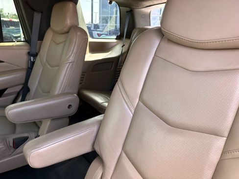 Used 2019 Cadillac Escalade Platinum RWD image 14