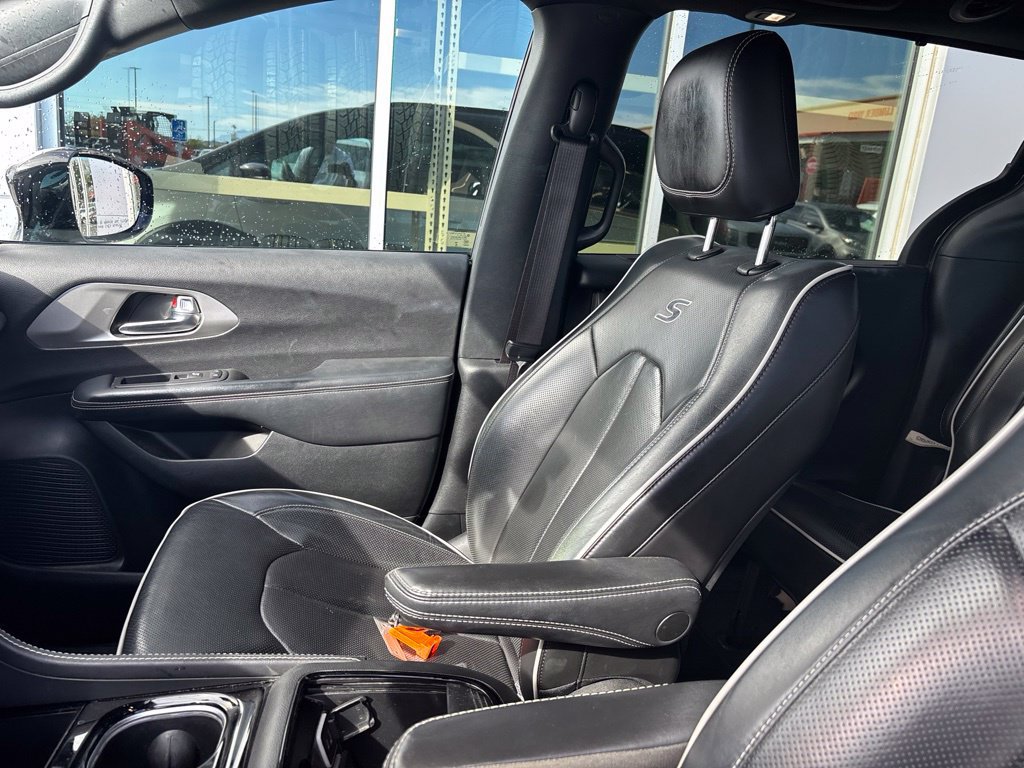Used 2023 Chrysler Pacifica Limited w/ S Appearance Package AWD/4WD image 9