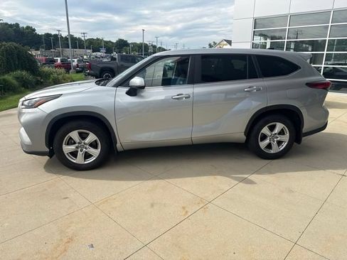 Used 2023 Toyota Highlander LE AWD/4WD image 4
