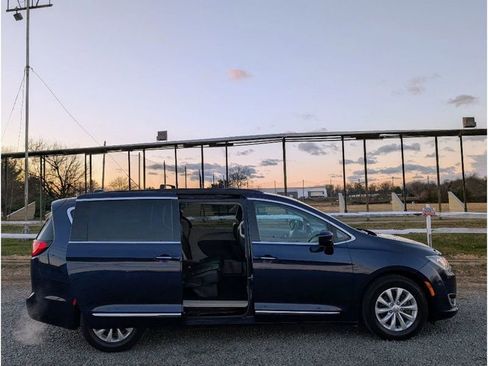 Used 2017 Chrysler Pacifica Touring-L image 12