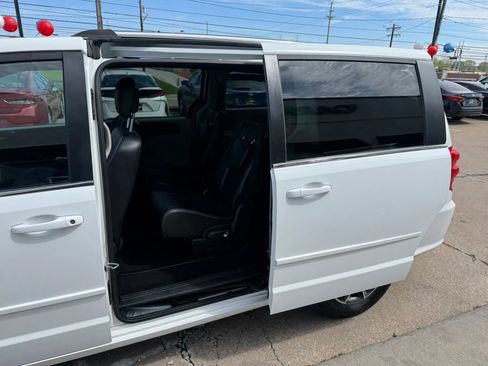 Used 2017 Dodge Grand Caravan SXT FWD image 22