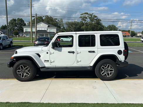 Used 2025 Jeep Wrangler Unlimited Sahara AWD/4WD image 10