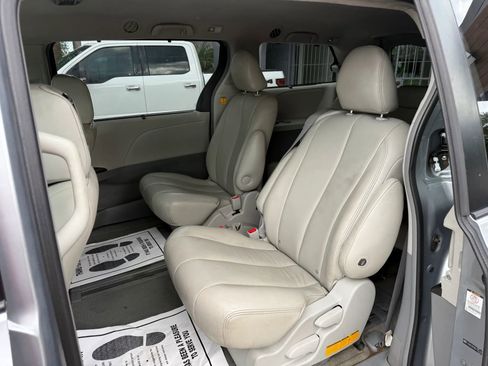 Used 2011 Toyota Sienna LE FWD image 14