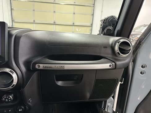 Used 2013 Jeep Wrangler Unlimited Rubicon AWD/4WD image 35