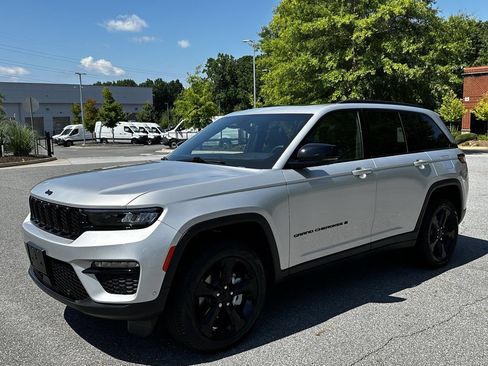 Used 2024 Jeep Grand Cherokee Limited w/ Luxury Tech Group II AWD/4WD image 4