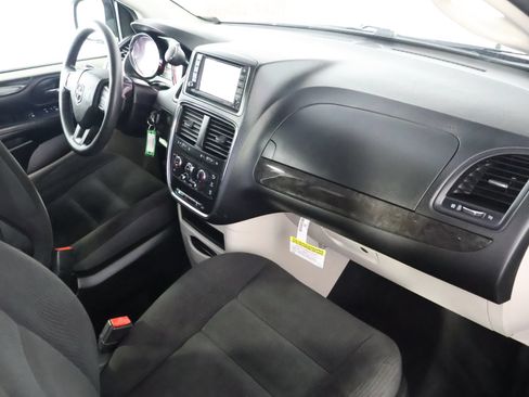 Used 2018 Dodge Grand Caravan SE FWD image 46