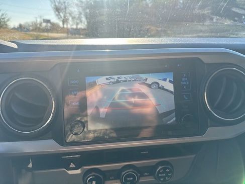 Used 2017 Toyota Tacoma SR5 image 22