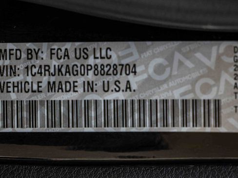 Used 2023 Jeep Grand Cherokee L Laredo image 31