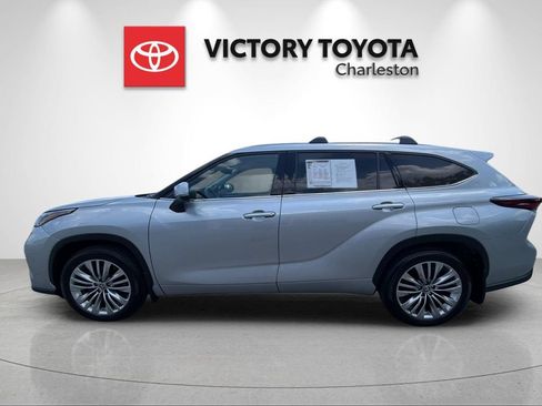 Used 2025 Toyota Highlander Platinum AWD/4WD image 2