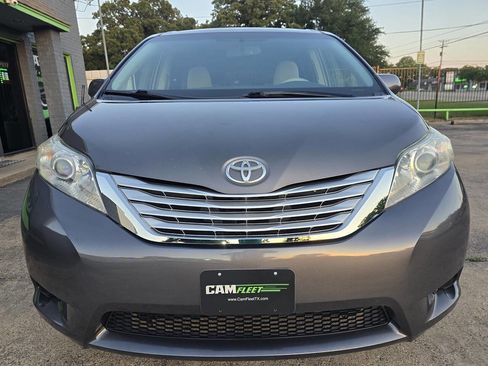 Used 2012 Toyota Sienna LE image 5