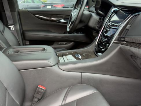 Used 2016 Cadillac Escalade Platinum image 32