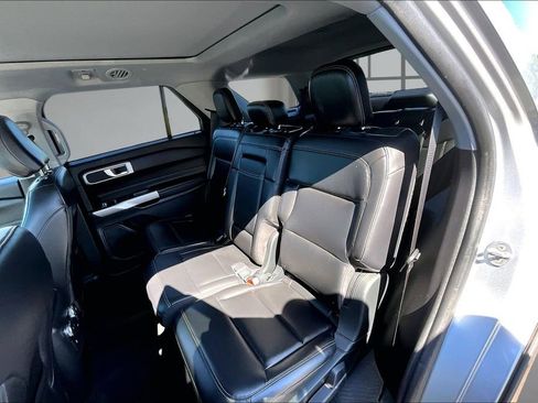 Used 2021 Ford Explorer XLT AWD/4WD image 26