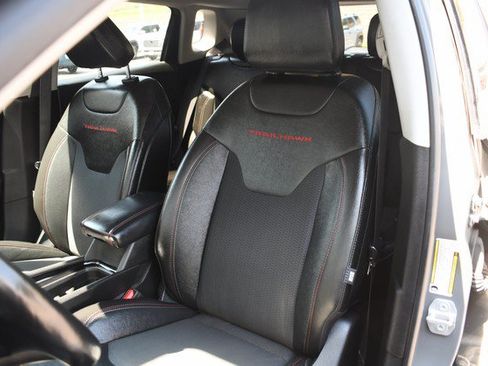 Used 2022 Jeep Compass Trailhawk w/ Trailhawk Convenience Group AWD/4WD image 17
