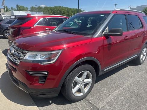 Used 2018 Ford Explorer XLT image 1