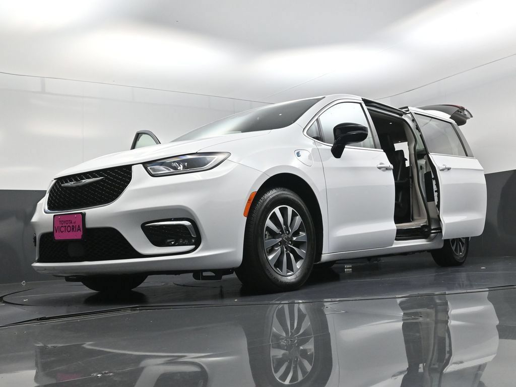 Used 2024 Chrysler Pacifica Limited FWD image 25