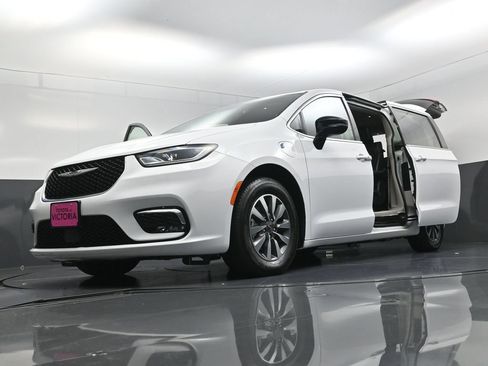 Used 2024 Chrysler Pacifica Limited FWD image 25