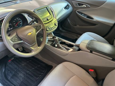 Used 2017 Chevrolet Malibu LT FWD image 10