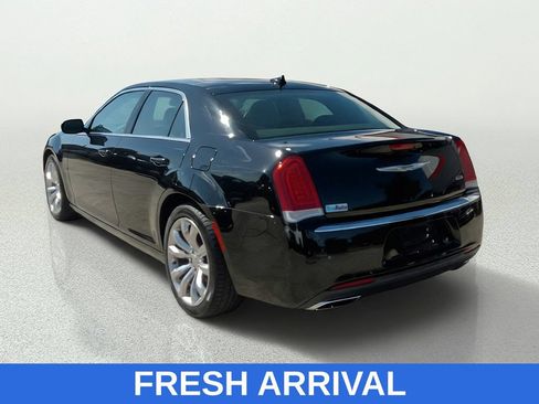 Used 2017 Chrysler 300 Limited w/ Value Package RWD image 5