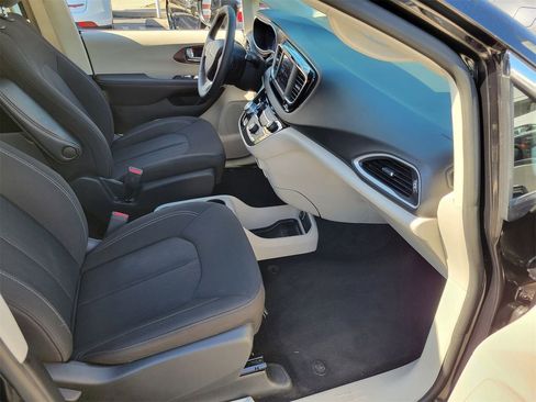 Used 2024 Chrysler Voyager LX FWD image 17