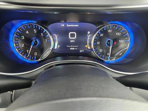 Used 2025 Chrysler Pacifica Limited image 11