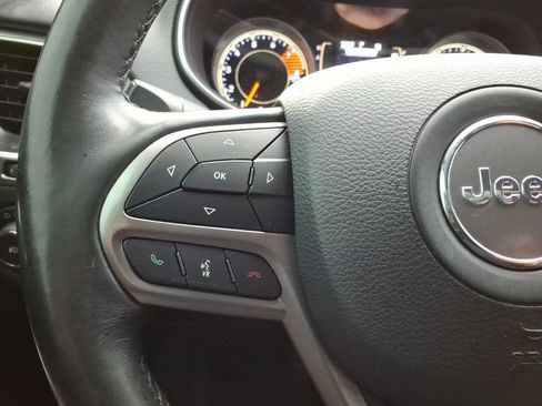 Used 2019 Jeep Cherokee Latitude Plus w/ Cold Weather Group AWD/4WD image 16