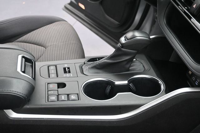 Used 2023 Toyota Highlander LE AWD/4WD image 38