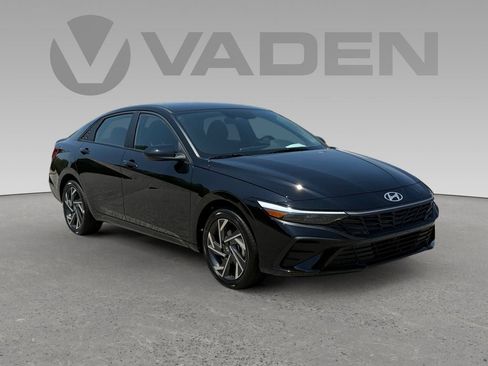 New 2025 Hyundai Elantra SEL image 1