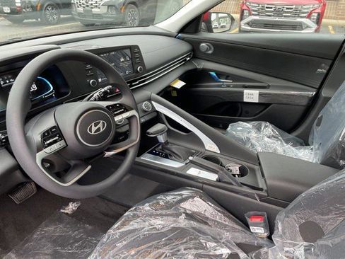 New 2025 Hyundai Elantra SE image 6