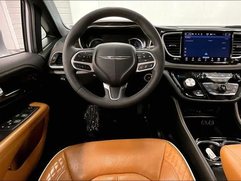 Used 2022 Chrysler Pacifica Pinnacle FWD image 6